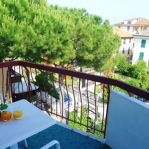Hotel Cristallo, Varraze